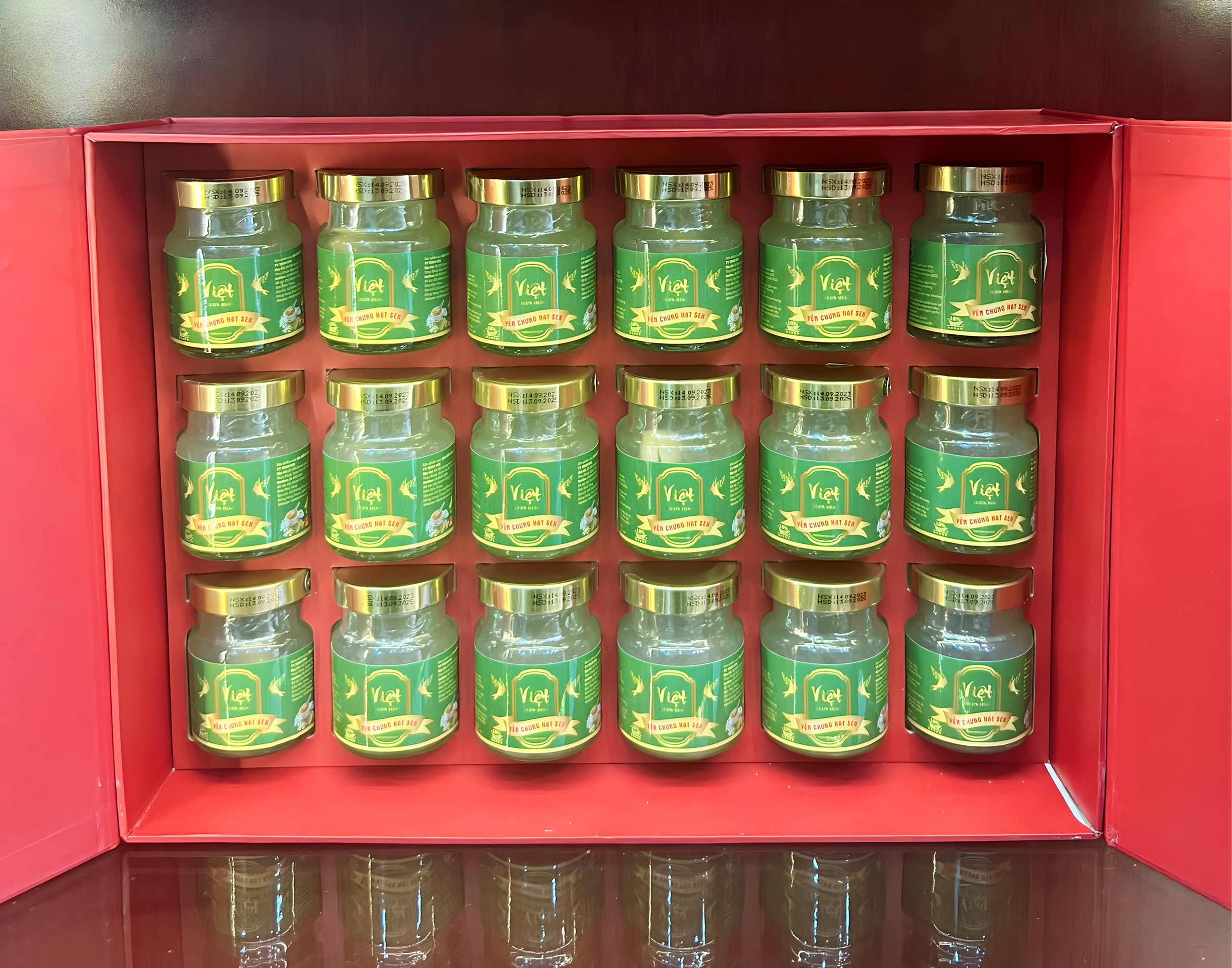 Hộp quà 18 hũ Yến chưng hạt sen Việt Bird's Nest